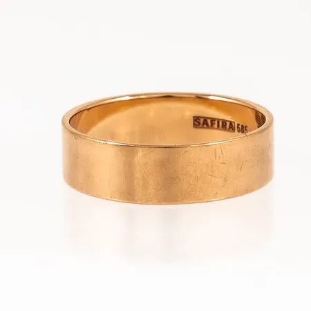 Ring slät stl:18¼ bredd 5,5mm höjd 1mm, gravyr, 14K 3,9g. 