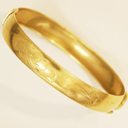Armring med mönsterdekor innermått ca18cm, bredd10,5mm 18K  Vikt: 13,6 g