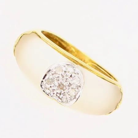 Ring vita stenar stl:16½ bredd 3-9mm plastdetalj 18K. Bruttovikt: 5,6gram.  Vikt: 5,6 g