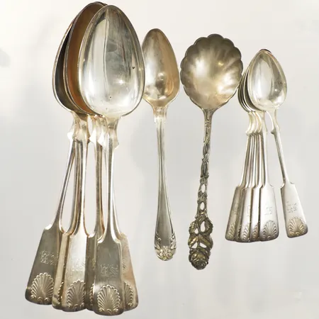 14 skedar i olika storlekar och modeller gravyr bucklor silver Vikt: 419,6 g