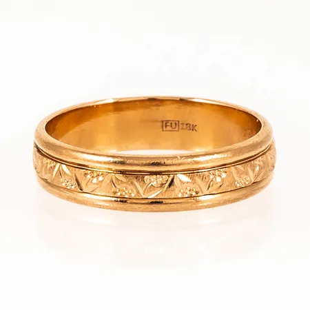 Ring Flemming Uziel mönster stl:20 bredd 5,4mm, höjd 1,4mm, gravyr, 18K 6,2g.