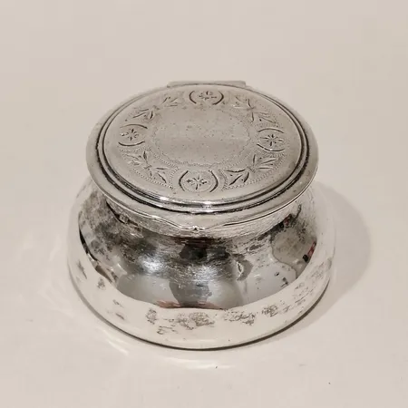 Dosa med dekor samt förgylld insida Ø35-45mm år 1901, mindre bucklor silver   Vikt: 25,4 g
