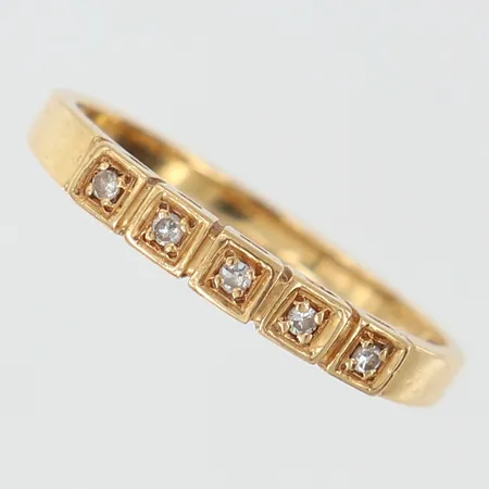 Ring med 8/8-slipad diamanter 5 x 0,01ct stl:16¾ bredd 1,6-2,6mm 18K.  Vikt: 1,6 g