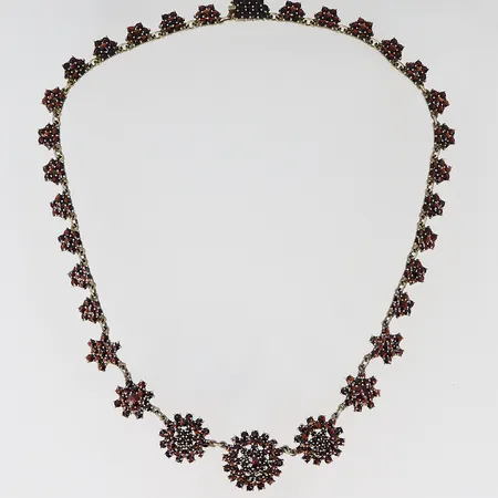 Collier med granater längd 45cm doserat 7-20mm, förgyllt silver 830/1000. Vikt: 33,1 g