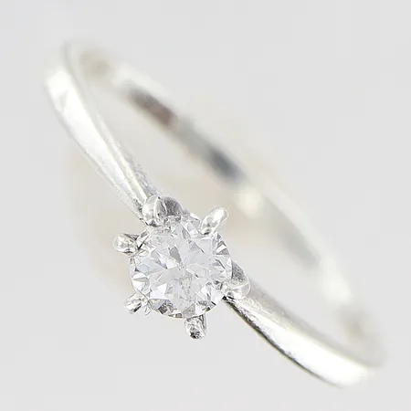 Ring stl:18½ bredd 1,5-5,5mm, vit sten, skev skena, silver 925/1000. Vikt: 1,6 g