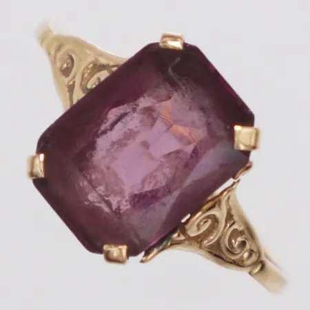 Ring lila sten stl:17¼, bredd 0,9-11mm, sliten sten, 18K Vikt: 2 g