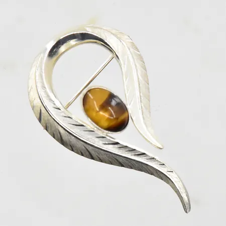 Brosch med tigeröga längd 50mm, bredd 27mm, silver 835/1000. Vikt: 6,4 g