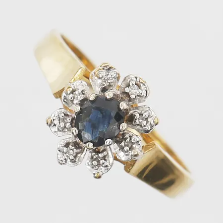 Ring med safir och diamanter 8xca0,005ct åttkantslipade stl:17¾, bredd 2-11mm, 18K  Vikt: 2,6 g