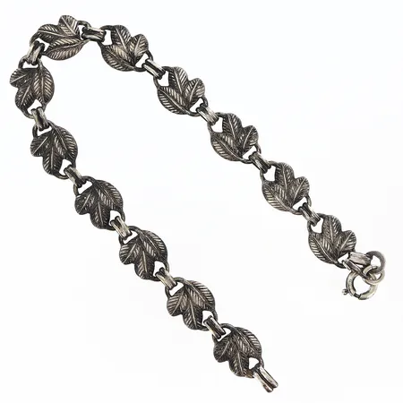 Armband med lövdekor längd 19,5cm, bredd 9mm, defekt lås, silver 830/1000 Vikt: 9,7 g