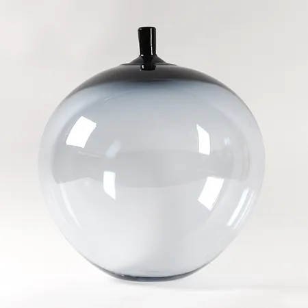 Vas Ingeborg Lundin "Äpplet", Orrefors ca 1957, blåtonat underfång, signerad Orrefors Expo D. 3257 Ingeborg Lundin, höjd 37cm, bredd 32cm, slitage, några mindre stötmärken, mindre beläggning invändigt. Modellen ritades till H55-utställningen i Helsingborg. Litteratur: Märta-Stina Danielsson (red.), Svenskt Glas, 1995, s. 126. Specialfrakt, kontakta pantbankskontoret för mer information.