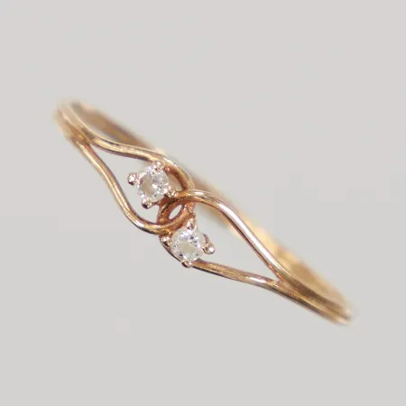 Ring med vita stenar stl:19¾, bredd 1-4mm, skev, 18K Vikt: 0,9 g