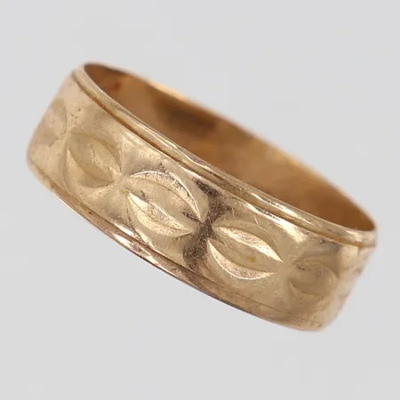 Ring med dekor stl:17½ bredd 5,5mm felstämplat 18K bucklor 14K. Vikt: 2,3 g