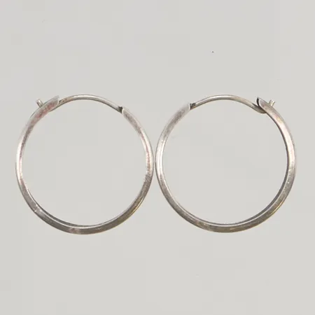 Ett par örhängen 17mm bucklor 925/1000 Silver 0,8g.