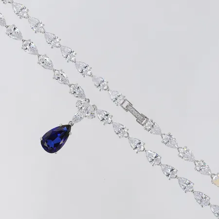 Collier med blå och vits stenar Crislu längd 41cm bredd 9mm Silver 925/1000.  Vikt: 28,8 g