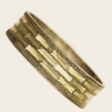 Ring med mönsterdekor stl:19 bredd 6,2mm 925/1000 silver  Vikt: 2 g