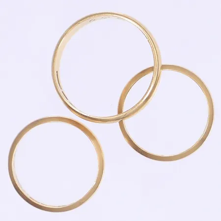 Tre släta ringar gravyr 18K Vikt: 11,9 g