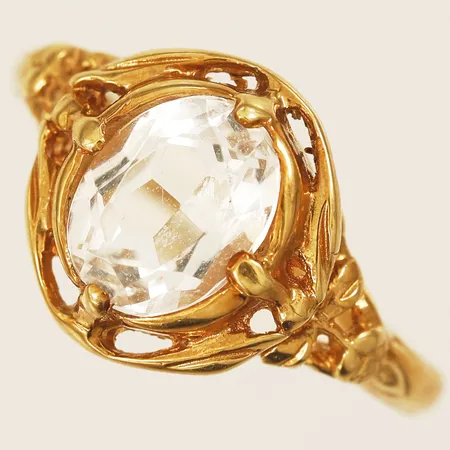 Ring med vit sten stl:18½ bredd 1,7mm tillverkad av BEH Bengt Hallberg Guldsmeds AB 1999 18K Vikt: 5,2 g