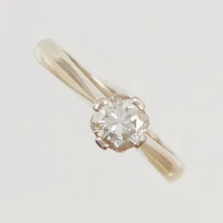 Ring med briljantslipad diamant 0,58ct enligt gravyr stl:17 bredd 6mm 18K 3,3g.