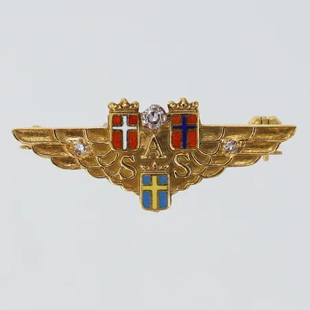 Brosch med 8/8-slipade diamant 1 x 0,03ct 25x10mm gravyr 18K.  Vikt: 2,1 g