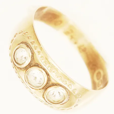 Ring med vita stenar stl:17½ gravyr slitage 14K Vikt: 1,6 g