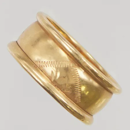 Ring stl:19½ bredd 9mm dekor 18K 4,5g.