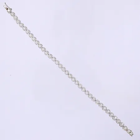 Armband Rivière vitguld med diamanter 38x ca 0,05ct längd 17,5cm bredd 4,5mm, något glapp i lås, vitguld 18K Vikt: 12,1 g