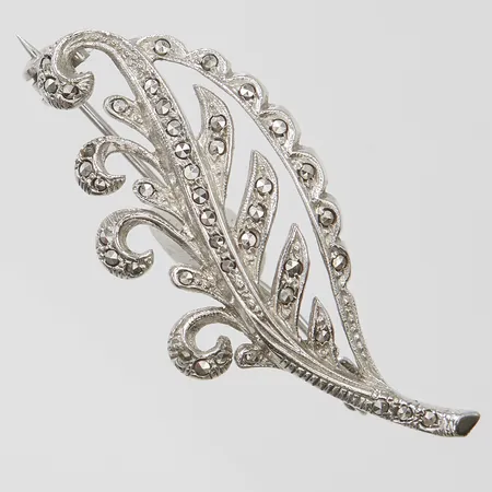Brosch med markasiter, längd ca 5cm, 830/1000 silver Vikt: 6,5g Vikt: 6,5 g