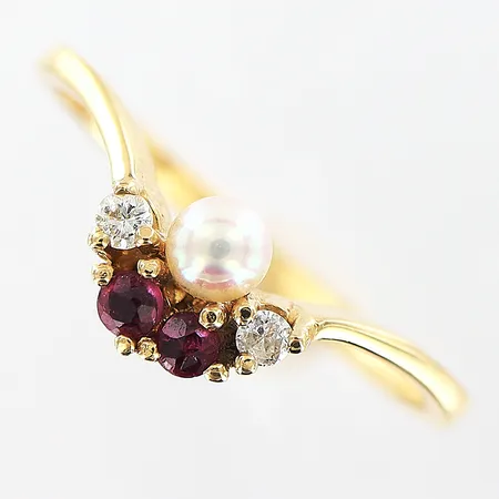 Ring med stenar och odlad pärla stl:15¾, bredd 1-4mm, 18K Vikt: 1,7 g