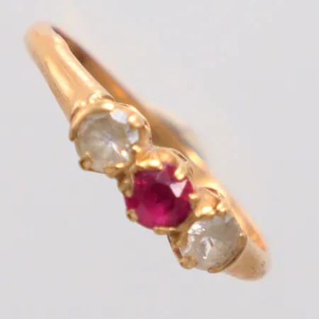Ring stl. 17½, två vita och en röd sten, något ojämn skena, 18K Vikt: 2,3 g