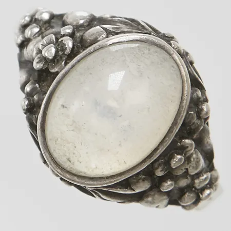 Ring med vit sten, stl:19½, skev, 830/1000 silver Vikt: 6,1g Vikt: 6,1 g