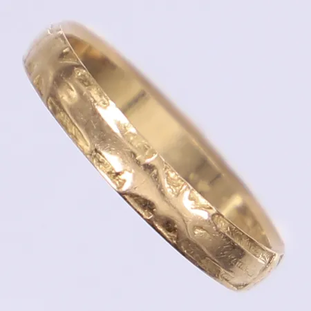 Ring med dekor stl:17¾ bredd 3mm svenska stämplar 1957 18K Vikt: 2,6 g