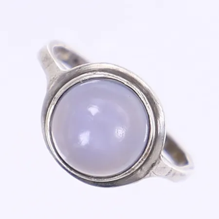 Ring med blå sten stl: 16¾ bredd 2- 11mm silver 830/1000 Vikt: 2,2 g