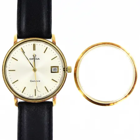 Herrur Omega Genéve 18K, manuell, 34mm, datum, plexiglas har lossnat från boett, gravyr på bakboett, läderarmband ej original, brv: 34,5 gram