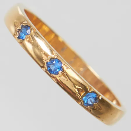 Ring med blå syntetiska spineller stl:17½, bredd 2,5mm, knappt märkbar gravyr, år 1954, svenska stämplar, 18K Vikt: 3,0g Vikt: 3 g