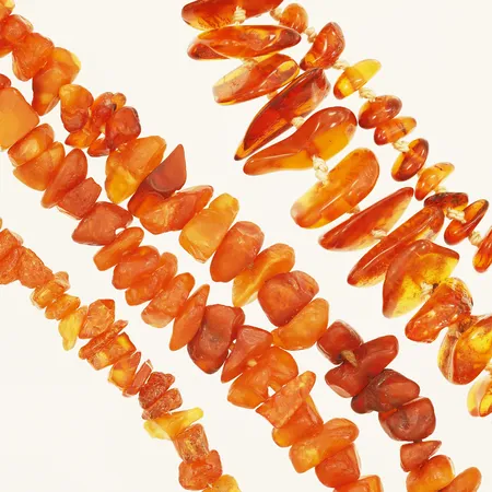 Tre Collier bärnsten längd ca40-74cm bör träs om 