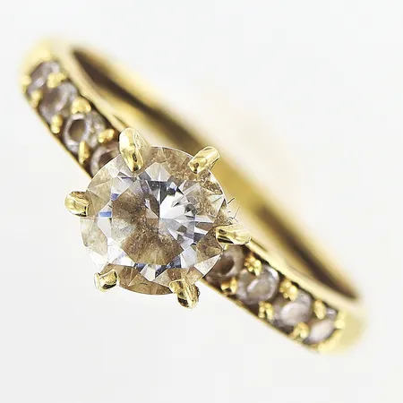 Ring med stenar stl:17, bredd ca 2-7mm, skev skena, 14K Vikt: 2,4 g