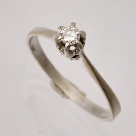 Ring stl:17½, bredd 1,6-4,2mm, 1st diamant, 0,12ct, importstämplad, 18K vitguld, 1,92g.