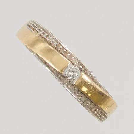 Ring med diamanter totalt ca 0,10ctv stl:19 bredd 5mm 18K 2,9g.
