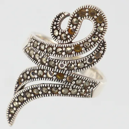 Ring med markasiter stl:16¾ bredd 4-35mm, markasiter saknas silver 925/1000 Vikt: 6,6 g