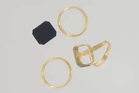 Ringar, gravyr defekt 18k Vikt: 10,2 g