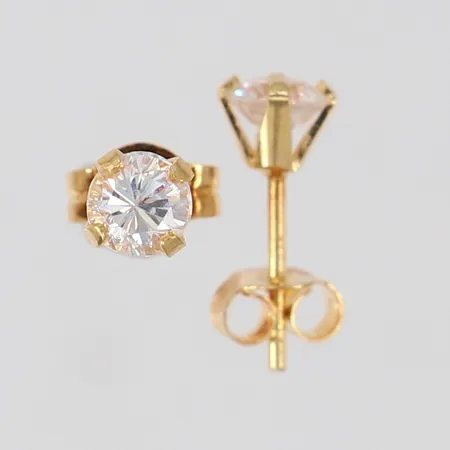 Ett par örhängen med vita stenar Ø4mm 18K.  Vikt: 0,7 g