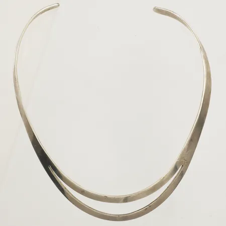 Collier stel med genombruten dekor längd ca 14cm bredd 7,6-21,6mm GHA 925/1000 silver Vikt: 50 g