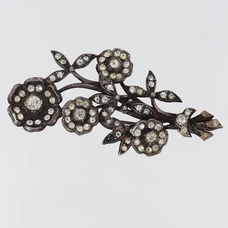 Brosch blommor med vita stenar ca 58,5x29,5mm, slitage, ostämplat silver Vikt: 12,1 g