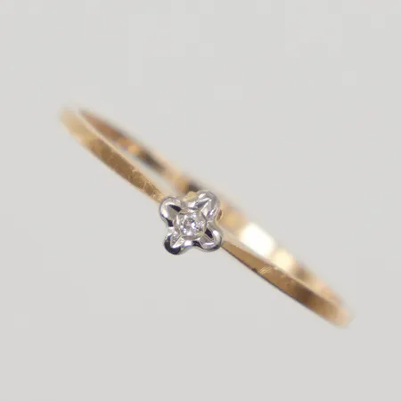 Ring med diamant 1x 0,001ct, stl:19, bredd 4-1,2mm, skadad skena 18K Vikt: 1,4 g
