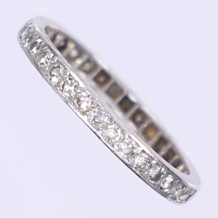 Alliansring med åttkantsslipade diamanter 34x ca0,02ct stl:17½, bredd 2,5mm, Hallbergs Stockholm 1957, spår från storleksändring, åldersbetingat slitage, vitguld 18K Vikt: 2,6 g