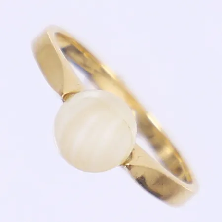 Ring med pärla stl: 17¼ bredd 2-7mm sliten pärla 18K Vikt: 2,7 g
