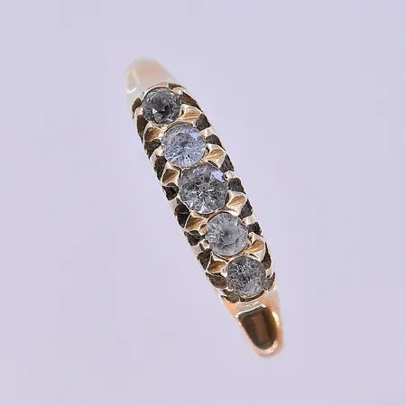 Ring med vita stenar stl:18¼, bredd 2-4 mm 18K. Vikt: 2,6 g
