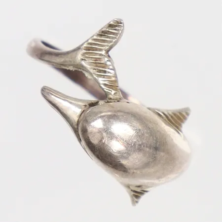 Ring i form av delfin stl:19 bredd 2-16mm silver 925/1000 Vikt: 3,6 g