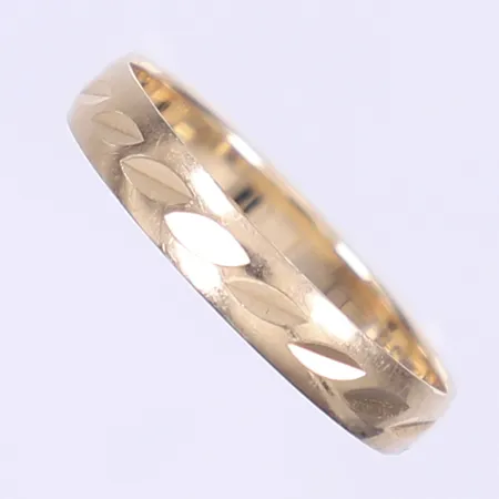 Ring med dekor stl: 18¾ bredd 4mm Schalins gravyr 9K Vikt: 1,3 g