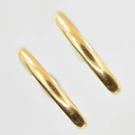 2 ringar stl:17, bredd 2mm, gravyr, 18K. Vikt: 4,9 g